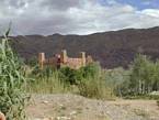 Kasbah au pied des montagnes dans la vallée du Dadès, Maroc.