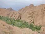Plissement rocheux et verdure au creux des gorges du Dadès, Maroc.