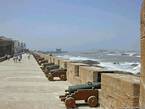 Essaouira, alignement de canons sur les remparts, Maroc.