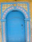 Typique porte d'entrée bleue bien décorée, Essaouira, Maroc.