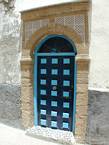Porte à damiers avec un encadrement de pierre, médina, Essaouira, Maroc.
