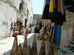 Articles de bazar exposés dans la rue, seulement pour les touristes, Essaouira, Maroc.
