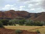 Champs cultivés et montagne sur la route du Tiz'n Tichka, Maroc.