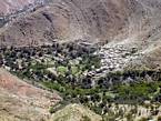 Village dans un creux montagneux, environ du Tizi'n Test, Maroc.