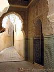 Ornementation de stuc et zelliges dans une ruelle de Meknés, Maroc.