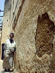 Promeneur dans la médina, Meknès, Maroc.