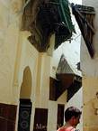 Marquises ouvragées dans une ruelle de Meknès, Maroc.