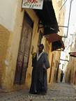 Un homme dans la rue, Meknès, Maroc.