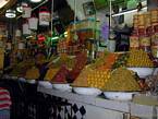 Meknès, pyramides de victuailles au marché de la place Lalla Aouda, Maroc.