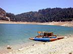 Le pédalo au bord du lac Aguelmame Aziza, Maroc.