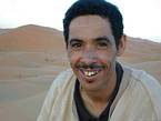 Sourire du berger dans les dunes, Merzouga, Maroc.
