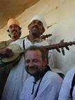 Musiciens et chants au souk berbère de Bouzama, Maroc.