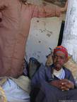 Essaouira, homme pensif au marché berbère, Maroc.