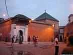 Extérieur d'une mosquée au couchant vers rue Riad Zitoun, Marrakech, Maroc.