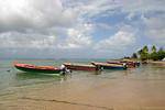 Alignement de barques de pêche sur la plage, Anse l'Etang, la Caravelle, Martinique.