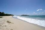 Ilet Cabrits depuis la plage de Grande-Terre, Pointe des Salines, Martinique.