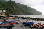Barques de pêche sur la plage de Grand Rivière, Martinique.