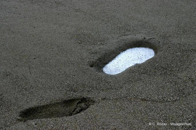 Sable noir, traces éphémères sur la plage - Martinique