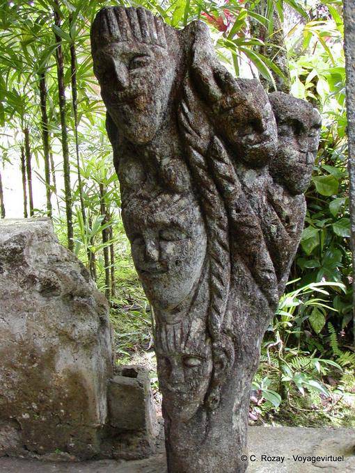Sculpture sur bois, Jardin Balata - Martinique