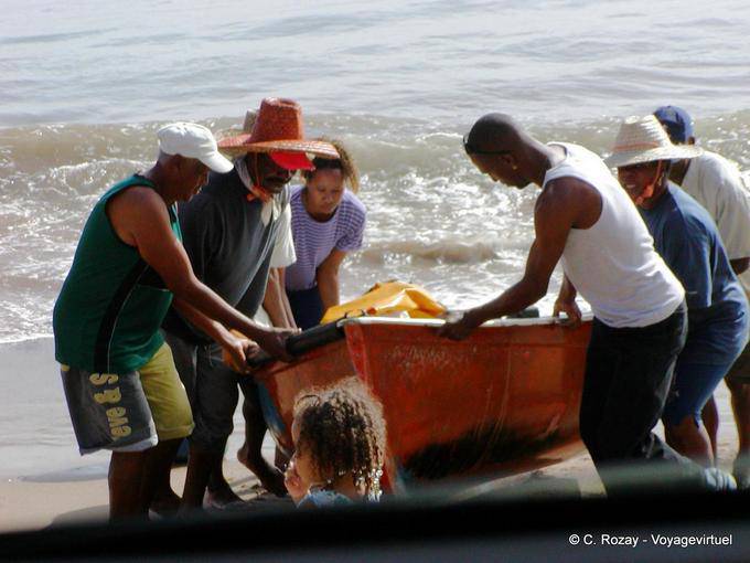 Remontée de la barque sur la plage après la pêche, Petite Anse - Martinique