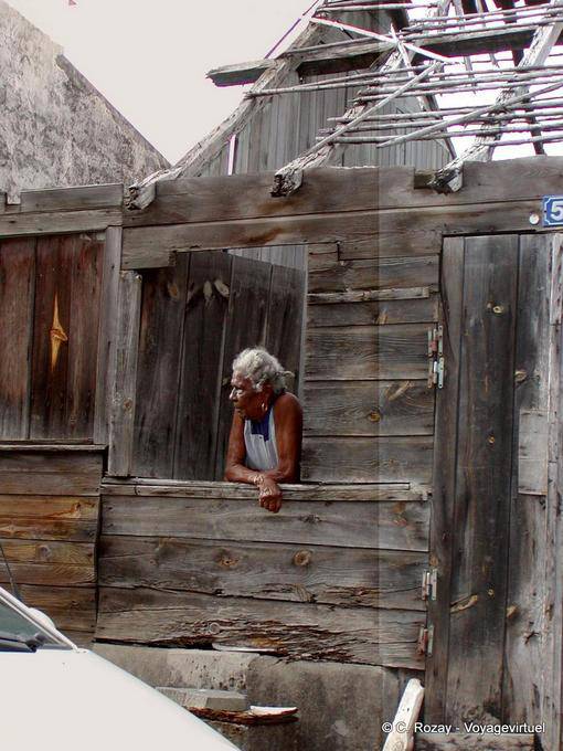Vieux dans vieux, l'ancienne dans la maison délabrée, Le Diamant - Martinique