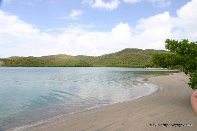 Sable et mer calme dans la baie du Trésor, La Caravelle - Martinique