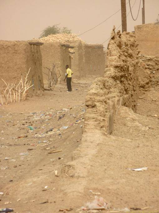 Habitations ensablées vers M'bout, Mauritanie