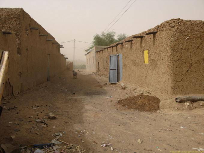 La rue presque vide, M'bout, Mauritanie
