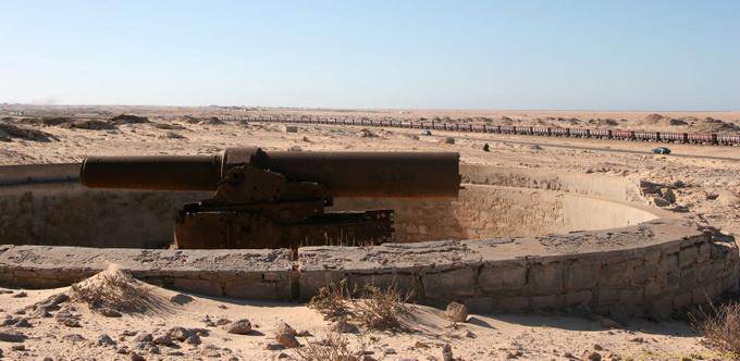 Le canon ensablé et le train, Nouadhibou, Mauritanie
