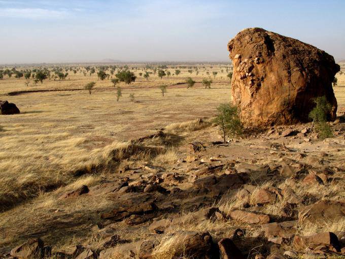 Rocher et panorama sur la route de M'bout à Souffa, Mauritanie
