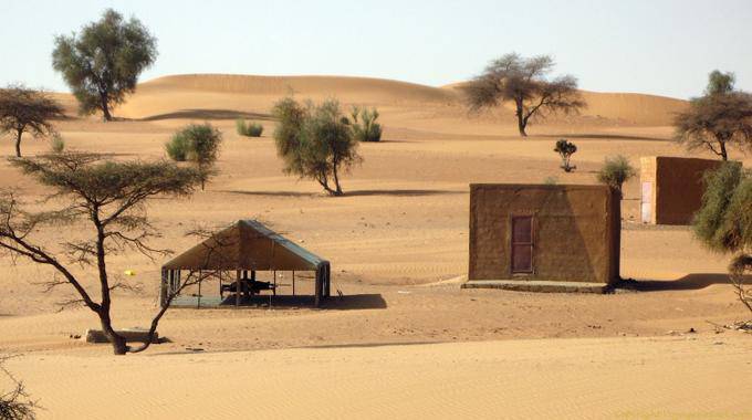 Maisons cubes dans le sable, Route de l'Espoir, Mauritanie