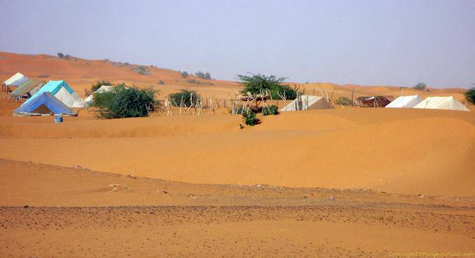Ensemble de tentes dans le désert de sable, Route de l'Espoir, Mauritanie