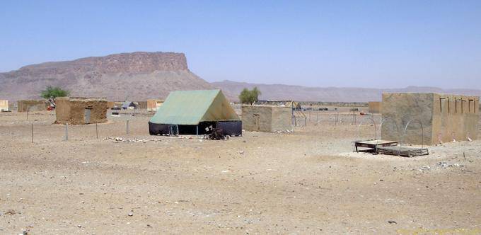 Route de l'Espoir, habitation en toile en attendant la maison en dur, Mauritanie