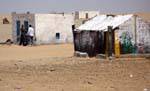 Habitations dans le désert, entre Nouakchott et la frontière du Maroc, Mauritanie.