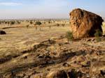 Rocher et panorama sur la route de M'bout à Souffa, Mauritanie.