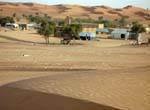 Dunes et village au coucher du soleil, Route de l'Espoir, Mauritanie.