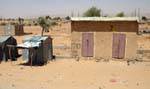Maison carrée et cabanon de bois, Route de l'Espoir, Mauritanie.