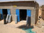 Vendeur de grillage dans maison mauresque, Route de l'Espoir, Mauritanie.