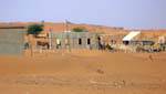 Sable et habitations, Route de l'Espoir, Mauritanie.