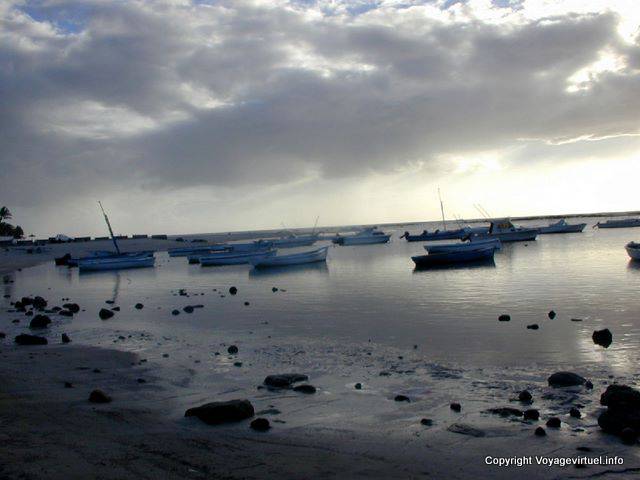 Bateaux au port à marée basse, Flic en Flac, île Maurice