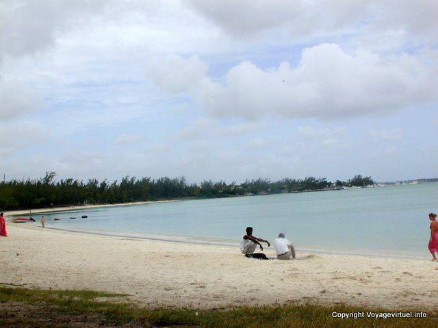 Mont Choisy plage blanche en arc de cercle, île Maurice