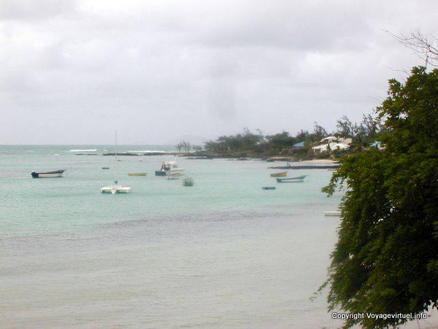 Petit port sous la pluie, île Maurice