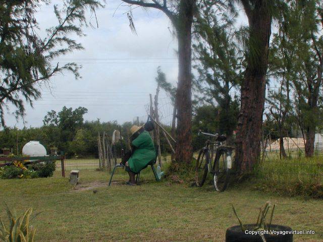 Mauricienne assise faisant la sieste, île Maurice