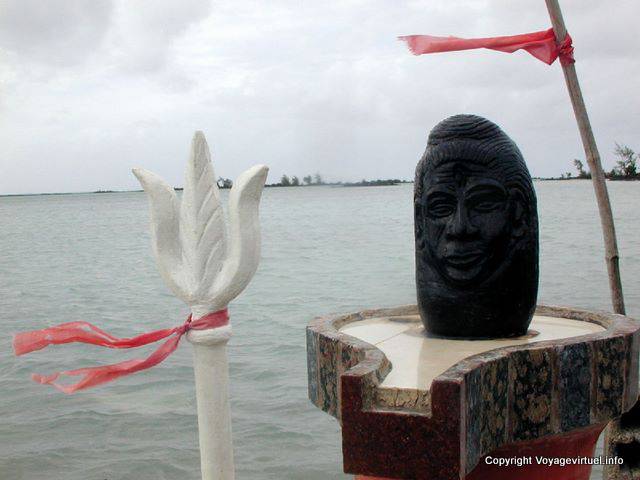 Tête sacrée dans un temple à ciel ouvert, île Maurice