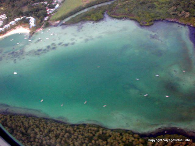 Blue Bay vue depuis le hublot de l'avion, île Maurice