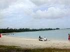 Mont Choisy plage blanche en arc de cercle, île Maurice.