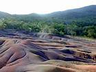 Symphonie de couleurs des dunes de terre nue, Chamarel, île Maurice.