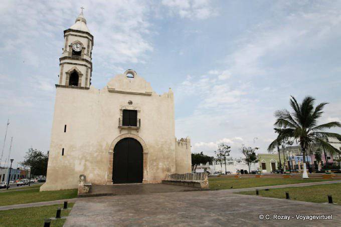 Eglise vers le parc San Roman, Campeche - Mexique