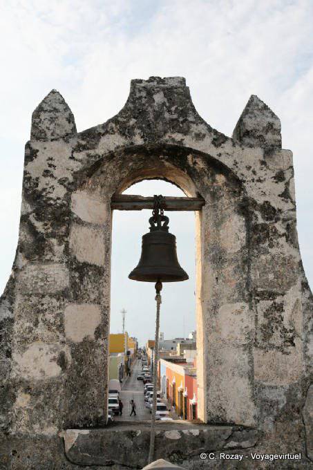 La cloche de la Puerta de la Tierra, Campeche - Mexique