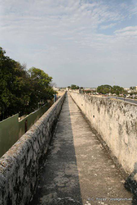 Chemin de ronde sur les remparts, Campeche - Mexique